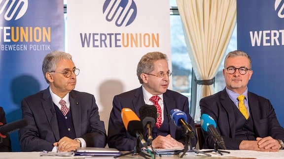 Die Vorstandsmitglieder der Partei Werteunion Martin Lohmann, Hans-Georg Maaßen, Albert Weiler sitzen während einer Pressekonferenz nebeneinander an einem Tisch
