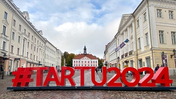Ein Schriftzug «#Tartu2024» ist in Großbuchstaben auf dem Rathausplatz aufgestellt.