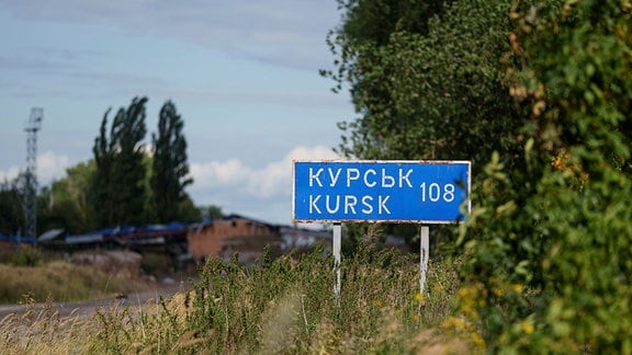 Ein Schild mit der Aufschrift "Kursk 108 km" steht an der russisch-ukrainischen Grenze.