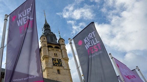 Vor dem Dessauer Rathaus wehen Fahnen des Kurt Weill Fest im Wind. 