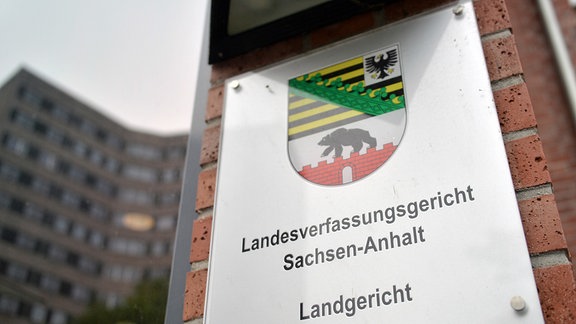 Ein Hinweisschild am Landesverfassungsgericht Sachsen-Anhalt in Dessau-Roßlau. 