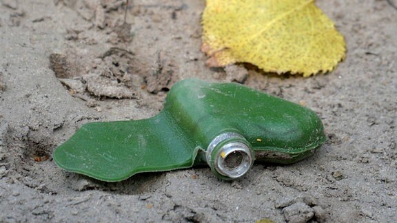 Eine Antipersonenlandmine des Typs PMF-1 Lepestok Petal liegt auf der Straße, Ukraine.