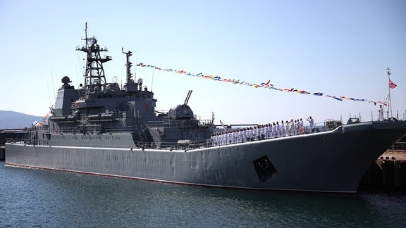 Russisches Landungsschiff Olenegorski gornjak während Parade zum Tag der Russischen Seekriegsflotte 2023 im Kriegshafen Noworossijsk
