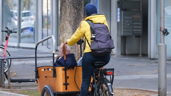 Frau fährt Lastenfahrrad