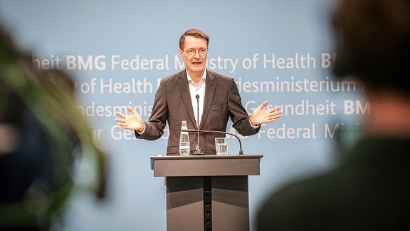 Karl Lauterbach (SPD), Bundesminister für Gesundheit, gibt am Rande der Spitzengespräche zur geplanten Krankenhausreform eine Pressekonferenz in seinem Ministerium. 