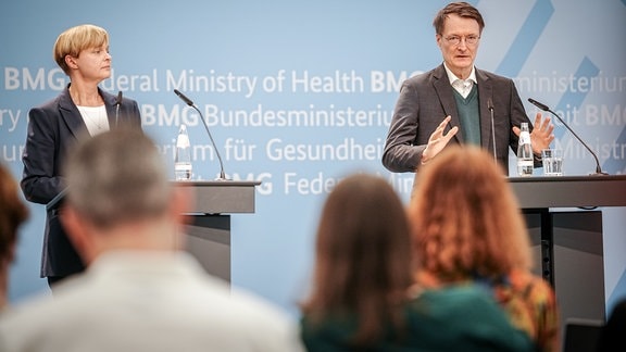 Karl Lauterbach (SPD), Bundesminister für Gesundheit, stellt mit Ute Lewitzka, Vorstandsvorsitzende der Deutschen Gesellschaft für Suizidprävention, die Nationale Suizidpräventionsstrategie der Bundesregierung vor.