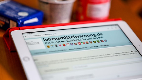 Das Internetportal lebensmittelwarnung.de ist auf einem Tablet aufgerufen.