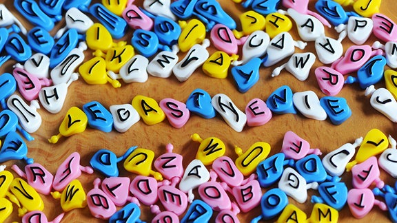 Das Wort "Legasthenie" liegt aus einzelnen Buchstaben eines Familienspiels zusammengesetzt mit weiteren Buchstaben auf einem Tisch