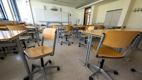 Stühle stehen in einem leeren Klassenzimmer des Wilhelm-Hausenstein-Gymnasium.