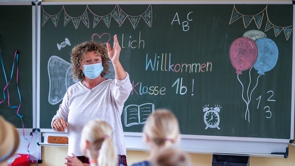 Lehrerin Ditte Müller begrüßt am ersten Schultag die Schüler der Klasse 1b vor der Tafel im Klassenzimmer der Grundschule „Werner Lindemann“. 