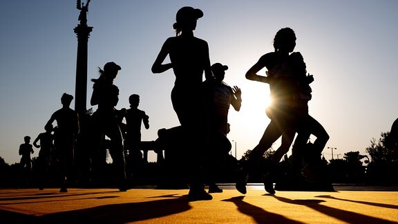 Leichtathletik-WM in Budapest, Marahon der Frauen: Die Läuferinnen passieren den Heldenplatz.