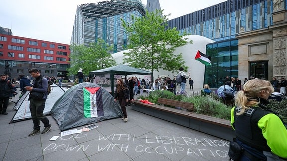 Zelte einer pro-palästinensischen Gruppe stehen auf dem Innenhof der Universität Leipzig.