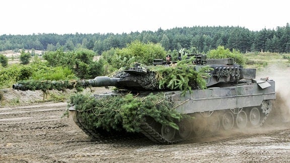 Kampfpanzer Leopard 2A6 der Bundeswehr auf Truppenübungsplatz Nochten