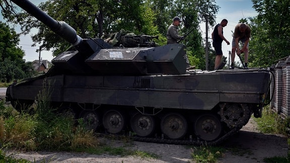 Ukrainische Soldaten reparieren einen Panzer vom Typ Leopard 2