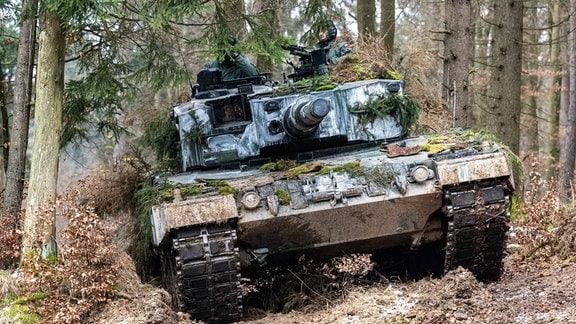 Ein polnischer Leopard 2 steht während der internationalen Militärübung «Allied Spirit 2022» auf dem Gelände des Truppenübungsplatzes Hohenfels in einem Waldstück.