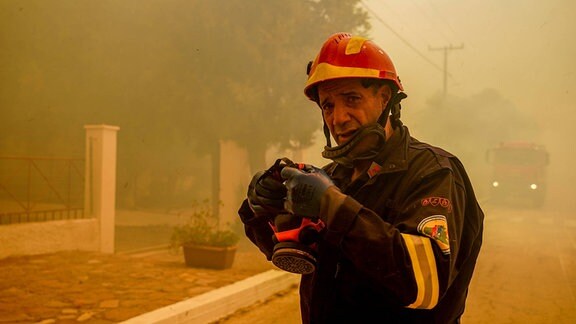 ein Feuerwehrmann in Griechenland