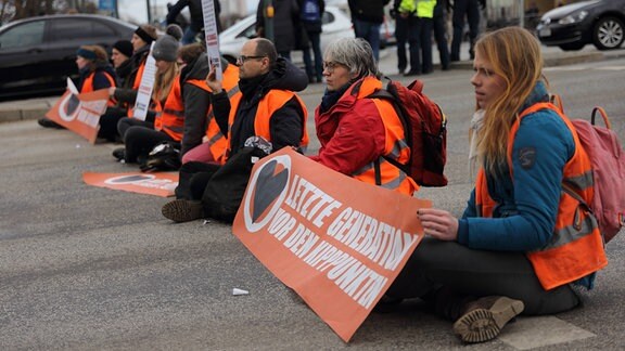Klimaaktivisten der Gruppierung Letzte Generation blockieren mit angeklebten Händen den Straßenverkehr auf der Langen Brücke und fordern die Einberufung eines Gesellschaftsrates, Potsdam