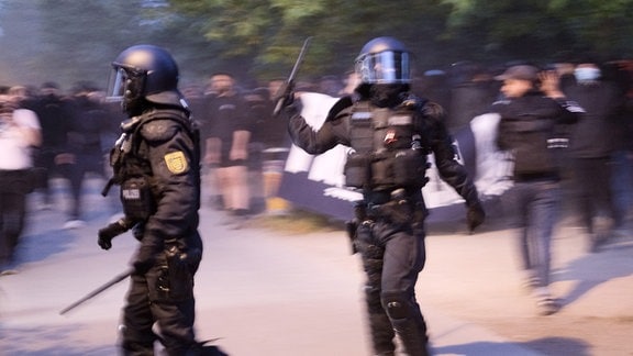 Polizisten bei einer linken Demonstration. Anlass ist die Verurteilung der Linksextremstin Lina E. 
