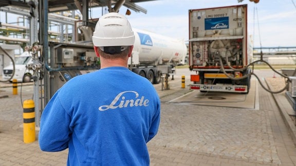Ein Mitarbeiter überwacht das Befüllen von Lkw mit flüssigem Wasserstoff bei der Linde AG im Chemiepark Leuna.