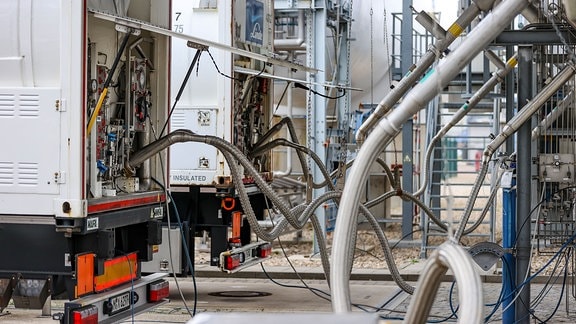 Ein Lkw wird mit flüssigem Wasserstoff der Linde AG im Chemiepark Leuna befüllt. 