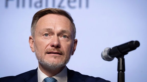 Christian Lindner (FDP), Bundesminister der Finanzen, spricht während einer Pressekonferenz über die Ergebnisse der Steuerschätzung.