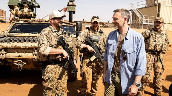 Bundesfinanzminister Christian Lindner im Austausch mit Soldaten der Bundeswehr im Camp Castor in Gao Mali Anfang Februar 2023