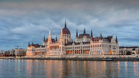 Ungarisches Parlementsgebäude in Budapest vor dunklen Wolken