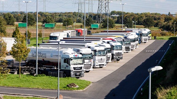 LKWs auf dem Rastplatz Hoxhöfe an der A44