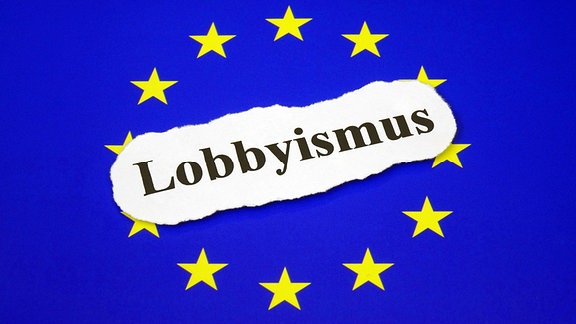 Auf einer EU-Fahne liegt der Schriftzug Lobbyismus. 