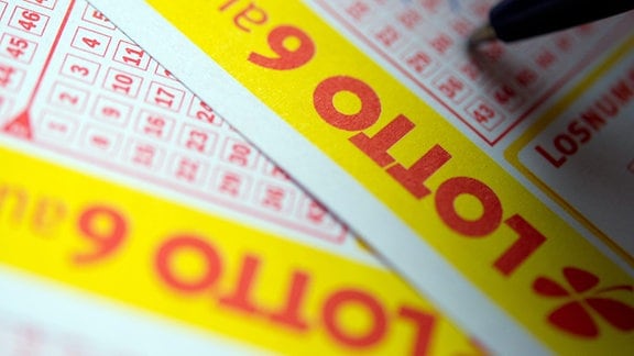 Lotto-Scheine werden angekreuzt.