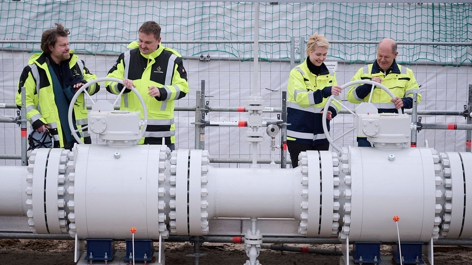 LNG-Terminal in Lubmin nimmt offiziell Betrieb auf | MDR.DE