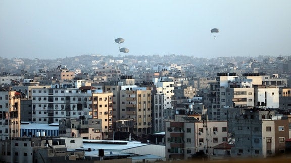 Humanitäre Hilfsgüter werden von den USA aus der Luft über Gaza-Stadt abgeworfen. 