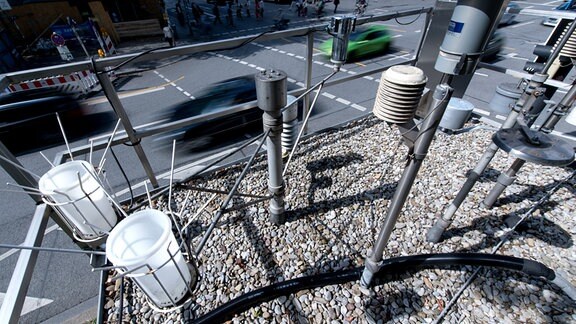 Verschiedene Messgeräte sind auf dem Dach einer Luftmessstation installiert.
