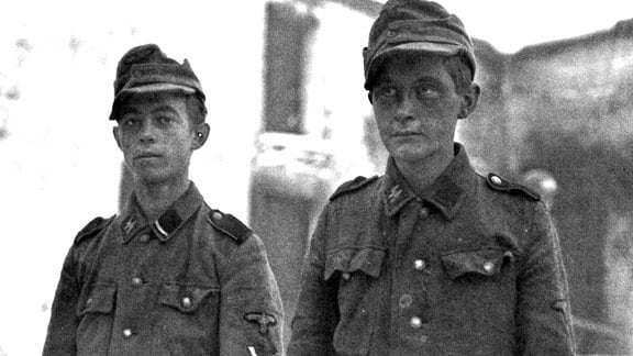 Gefangene Soldaten der 12. SS-Panzerdivision der Hitlerjugend.