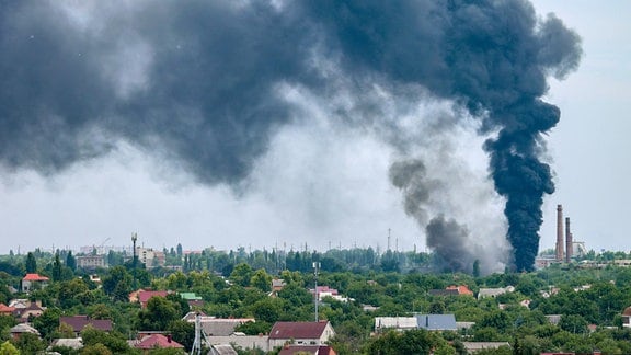 Starker Rauch über der Stadt Luhansk