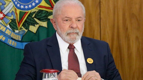 Der brasilianische Präsident Lula am Konferenztisch