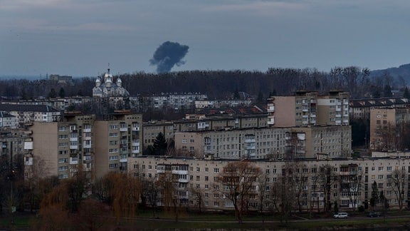 Rauch steigt nach einem Raketeneinschlag in der Westukraine während eines massiven Raketenangriffs am frühen Morgen auf. (Dezember 2023)