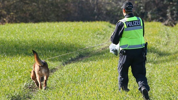 Mit Fährtenhunden ist die Polizei auf der Suche