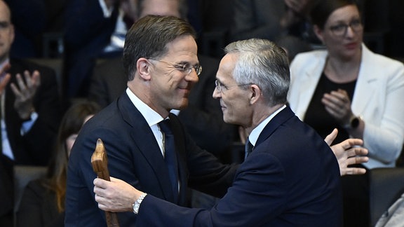 Der scheidende NATO-Generalsekretär Jens Stoltenberg (r.) und der neue NATO-Generalsekretär Mark Rutte.