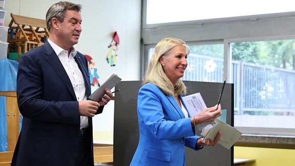 Markus Söder, CSU-Spitzenkandidat und Ministerpräsident von Bayern, gibt zusammen mit seiner Frau Karin seine Stimme ab.