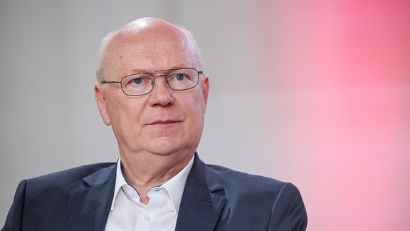 Martin Detzel, Vorsitzender der Kommission zur Ermittlung des Finanzbedarfs (KEF), sitzt während der Medientage Mitteldeutschland 2023 in der Leipziger Baumwollspinnerei auf einer Bühne. 