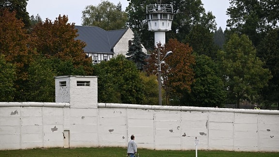 Mauer und Wachturm am Tag der Deutschen Einheit im Deutsch-Deutschen Museum Mödlareuth. Das Dorf Mödlareuth, in dem heute rund 50 Menschen leben, wurde nach dem Zweiten Weltkrieg international berühmt als «Little Berlin» Die beiden Dorfhälften wurden durch die Grenze getrennt, eine Mauer teilte Mödlareuth.