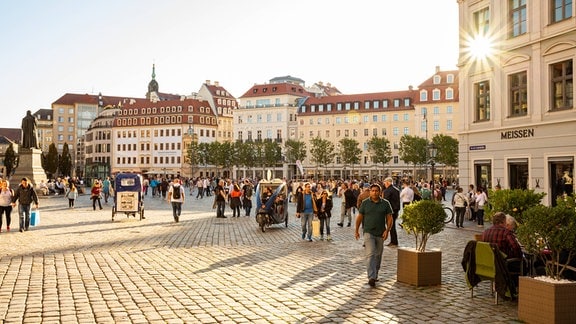 Der Marktplatz in Dresden im Sonnenlicht.