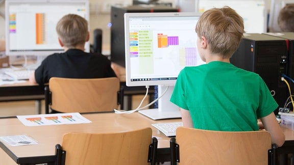 Schüler sitzen anlässlich der Vorstellung des Netzwerkes M.I.T. (Medienbildung, Informatik, Technologien) in der Oberschule Pieschen vor einem Computer. 