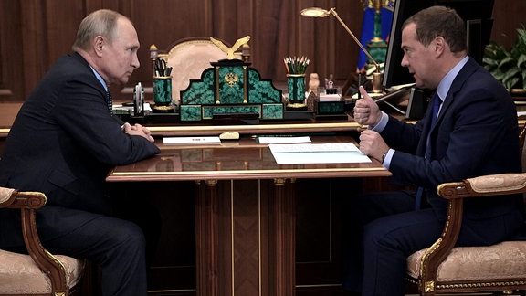 Russlands Präsident Wladimir Putin und Premierminister Dmitri Medwedew während eines Treffens im Moskauer Kreml.