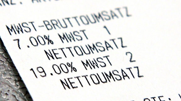 Auf einem Kassenbon in einem Supermarkt in Berlin die Mehrwertsteuersätze von 7 und 19 Prozent zu sehen. 