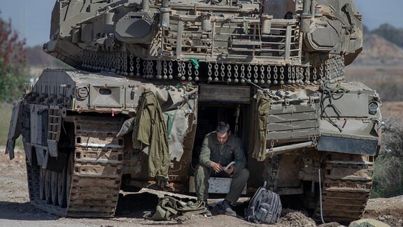 Israelischer Soldat sitzt in der Zugangsluke eines Merkava-Panzers.