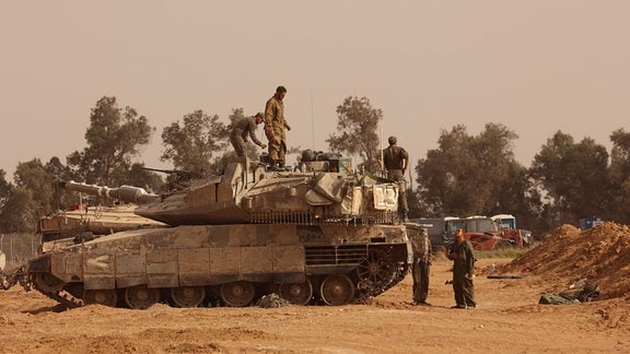 Soldaten bei einem Panzer