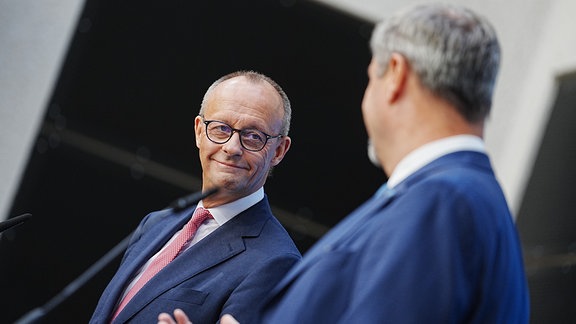 Friedrich Merz (l), CDU-Bundesvorsitzender und Unionsfraktionsvorsitzender, und Markus Söder, CSU-Vorsitzender und Ministerpräsident von Bayern