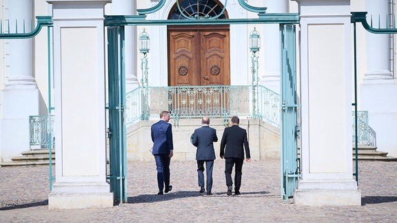 Olaf Scholz, Christian Lindner und Robert Habeck im Gästehaus der Bundesregierung Schloss Meseberg 